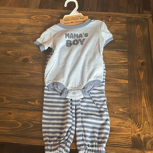 Other - 4 piece set “mama’s boy”